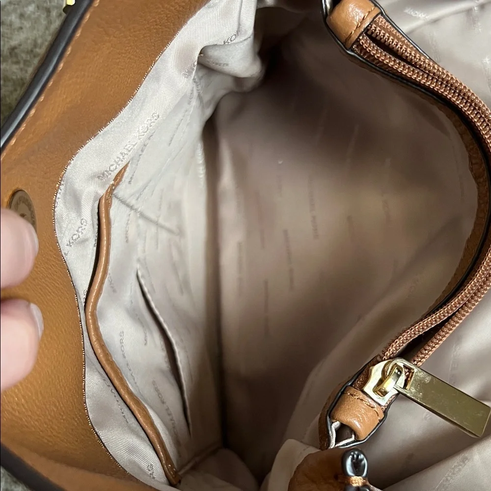 Michael Kors Tan Leather Shoulder Bag with Gold Chain - Picture 9 of 15